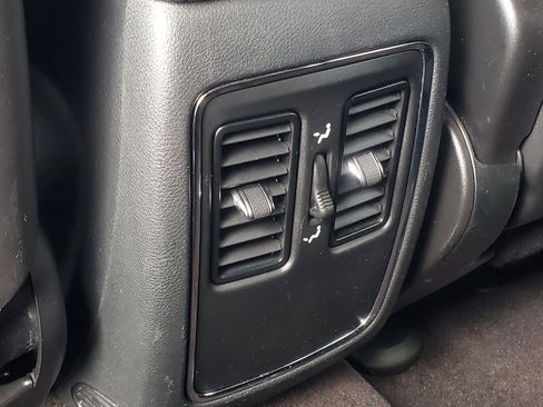 Used 2019 Jeep Grand Cherokee Laredo AWD/4WD image 25