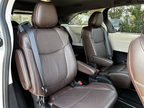Used 2021 Toyota Sienna Platinum image 25