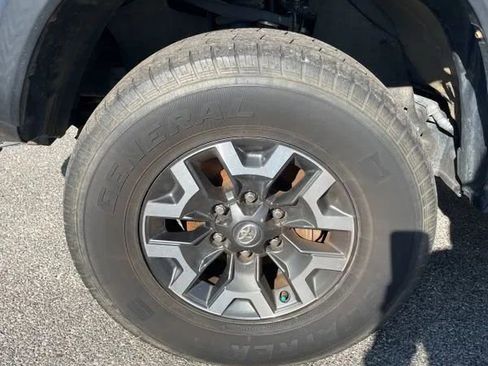 Used 2018 Toyota Tacoma TRD Off-Road image 9