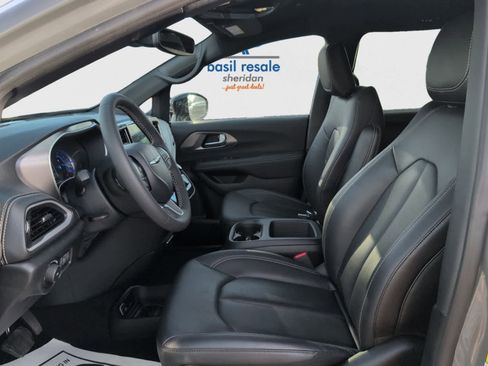 Used 2025 Chrysler Pacifica Select image 11