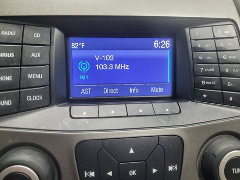 Used 2015 Ford Taurus SE FWD image 25