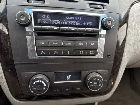 Used 2010 Cadillac DTS Luxury image 29