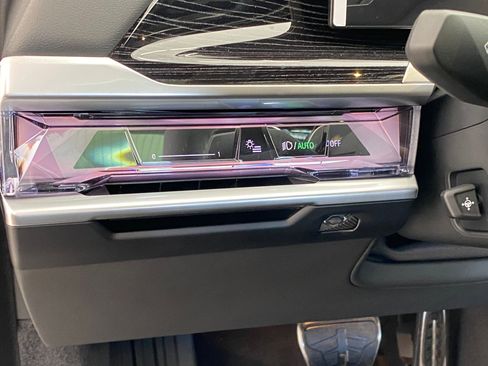 New 2026 BMW 750e xDrive w/ Premium Package image 25