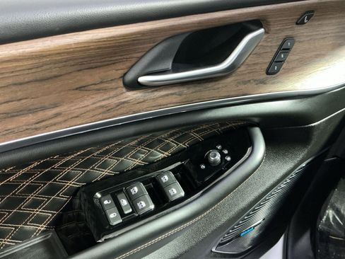 Used 2023 Jeep Grand Cherokee Summit w/ Luxury Tech Group V image 23