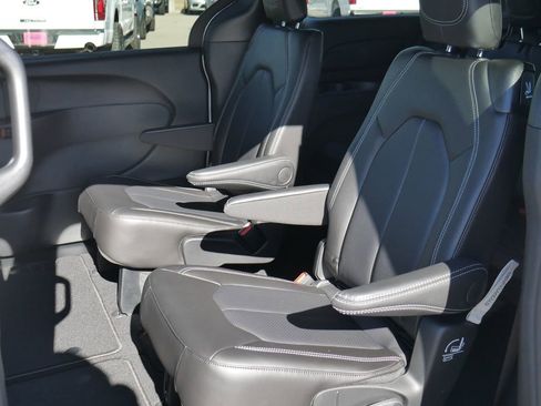 New 2026 Chrysler Pacifica Select FWD image 25