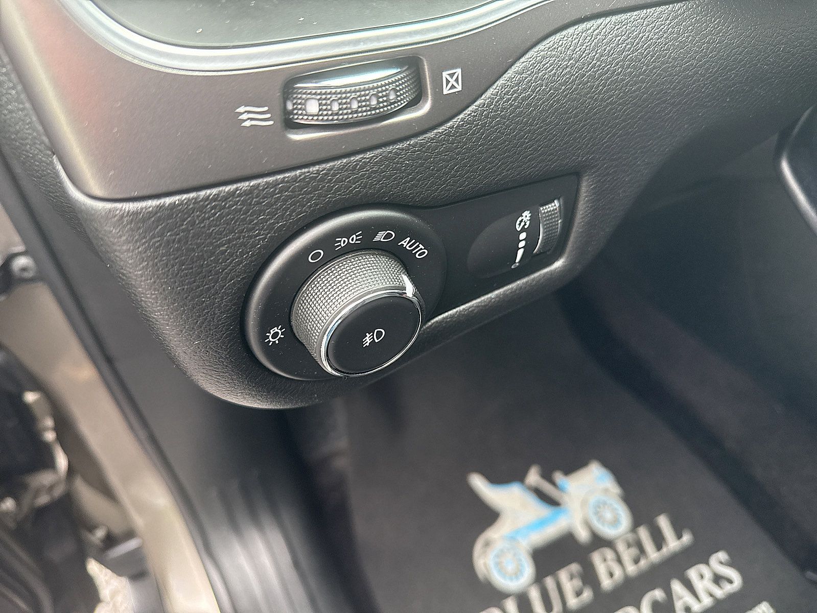 Used 2019 Jeep Cherokee Latitude w/ Cold Weather Group AWD/4WD image 33