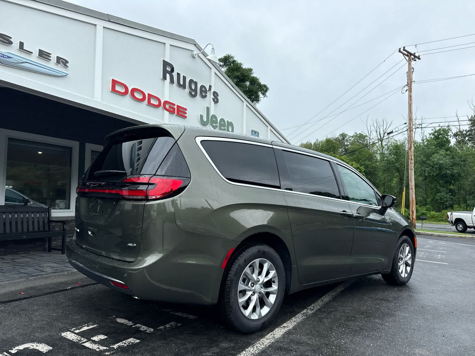 New 2027 Chrysler Pacifica Select AWD/4WD image 3