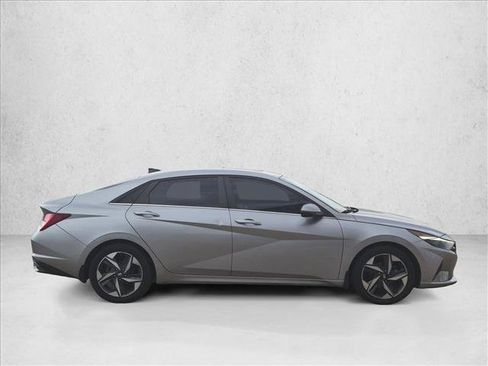 Used 2022 Hyundai Elantra SEL w/ Convenience + Premium Package FWD image 2