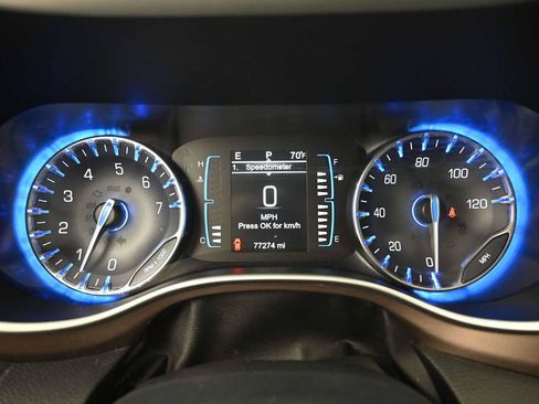 Used 2017 Chrysler Pacifica Touring-L FWD image 7