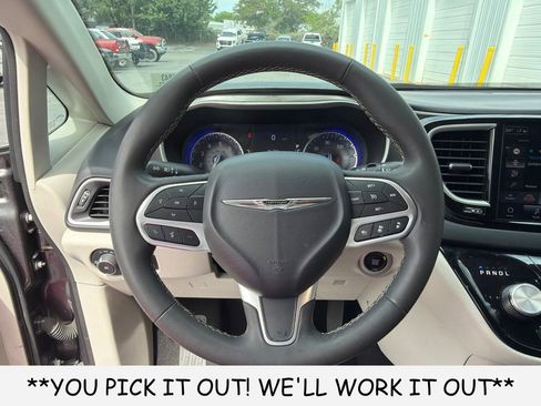 Used 2023 Chrysler Pacifica Touring-L FWD image 15