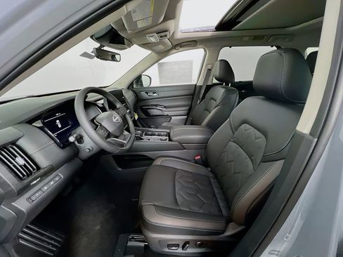 New 2026 Nissan Pathfinder Platinum image 18