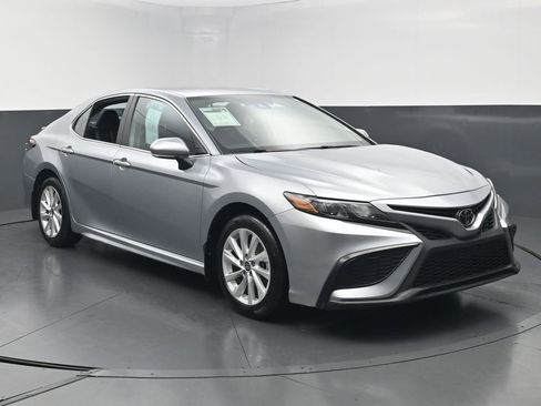 Used 2024 Toyota Camry SE FWD image 2