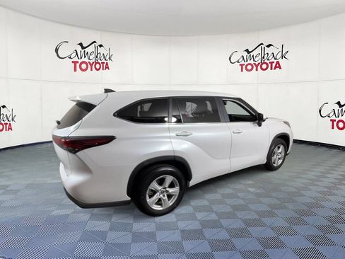 Used 2025 Toyota Highlander LE FWD image 3