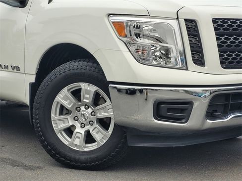 Used 2019 Nissan Titan SV image 4