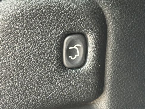Used 2016 Jeep Grand Cherokee Overland w/ Advanced Technology Group AWD/4WD image 39