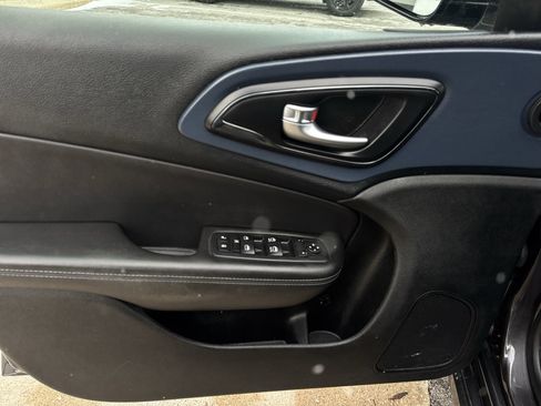 Used 2015 Chrysler 200 S w/ Comfort Group image 22
