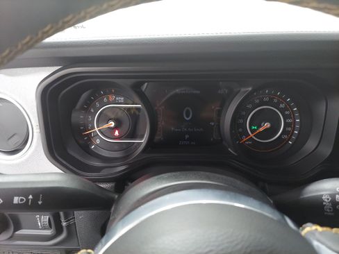 Used 2024 Jeep Wrangler Unlimited Sahara AWD/4WD image 8