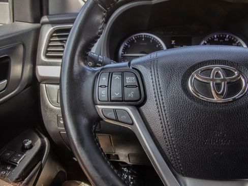 Used 2019 Toyota Highlander XLE AWD/4WD image 26