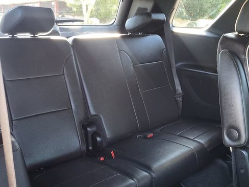 Used 2023 Chevrolet Traverse Premier FWD image 23