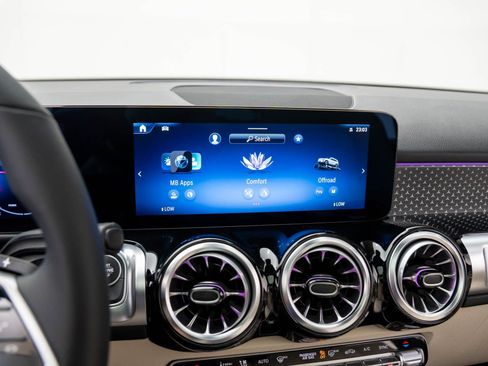 New 2025 Mercedes-Benz GLB 250 4MATIC image 24