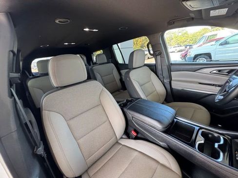 Used 2025 Chevrolet Traverse LT image 18