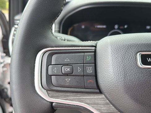 Used 2024 Jeep Wagoneer L Series II RWD image 22