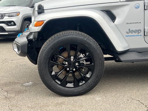 Used 2023 Jeep Wrangler Sahara w/ Cold Weather Group image 11