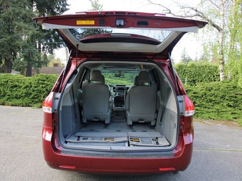 Used 2011 Toyota Sienna XLE w/ Entertainment Pkg image 19