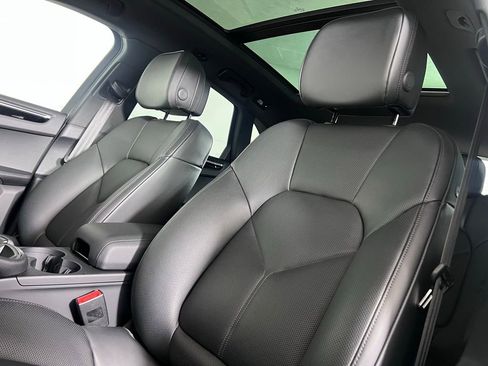 Certified 2025 Porsche Macan AWD/4WD image 5
