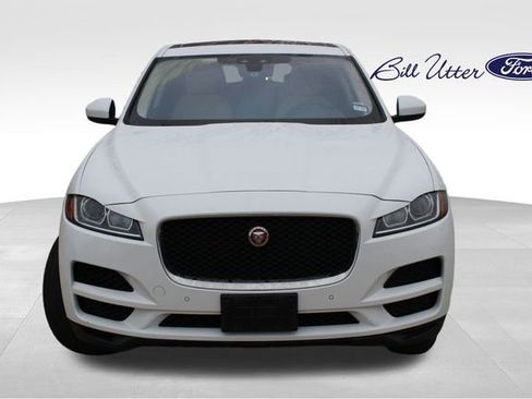 Used 2020 Jaguar F-PACE image 2