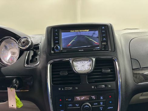 Used 2016 Chrysler Town & Country Touring image 38