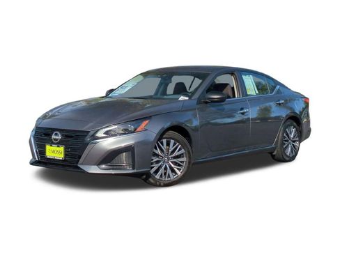 Used 2025 Nissan Altima 2.5 SV FWD image 1