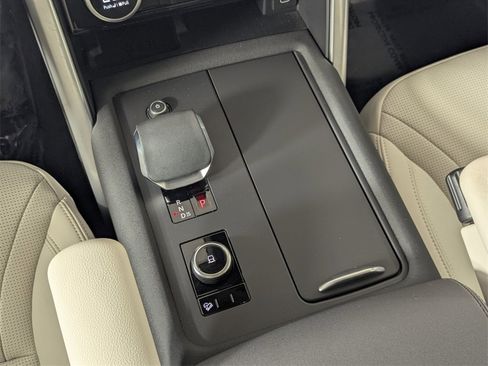 Used 2025 Land Rover Discovery S image 21