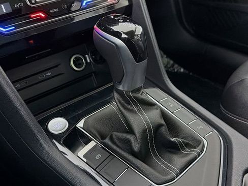 New 2026 Volkswagen Taos SE FWD image 18