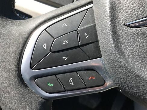 Used 2024 Chrysler Pacifica Touring-L image 8