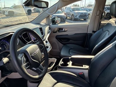 Used 2024 Chrysler Pacifica Touring-L image 23