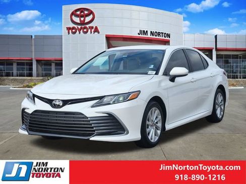 Used 2024 Toyota Camry LE image 3