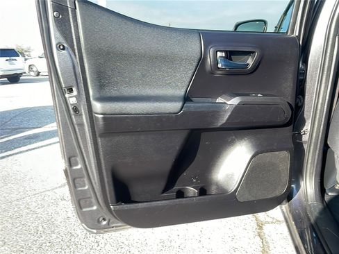 Used 2020 Toyota Tacoma TRD Off-Road image 17