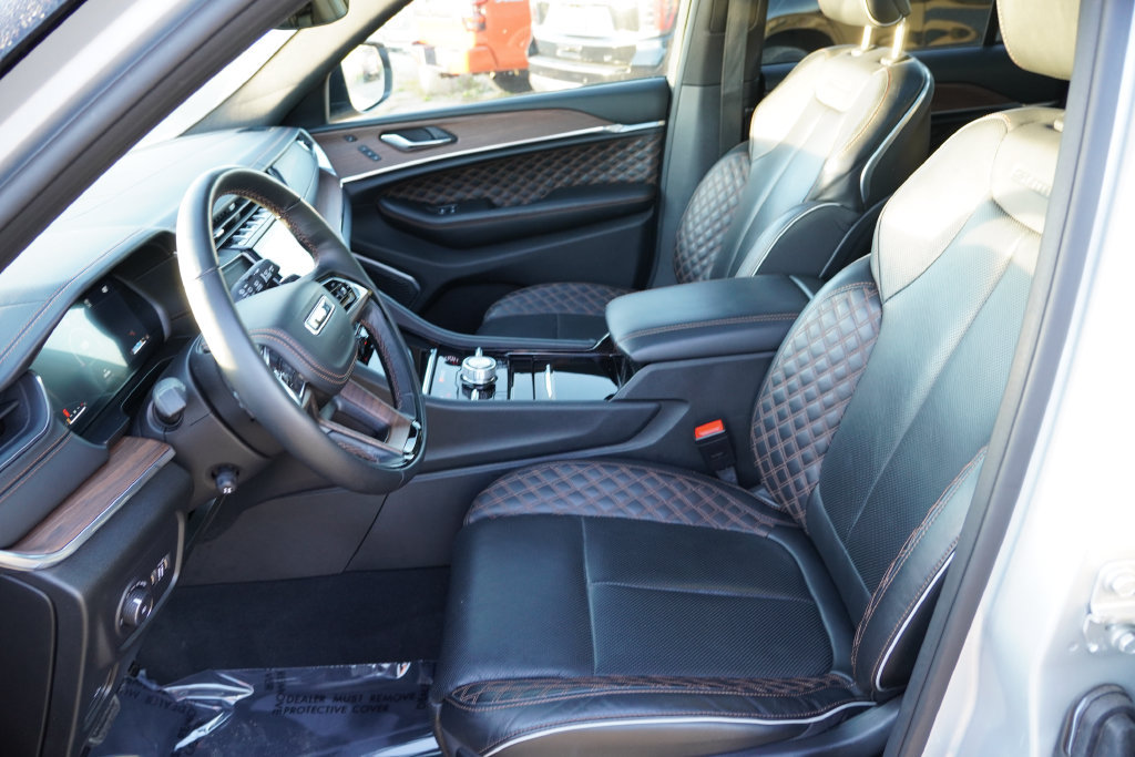 Used 2025 Jeep Grand Cherokee Summit w/ Obsidian Package AWD/4WD image 16