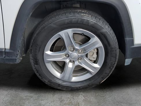 Used 2024 Jeep Compass Latitude image 34