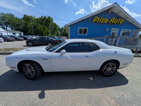 Used 2019 Dodge Challenger SXT AWD/4WD image 2