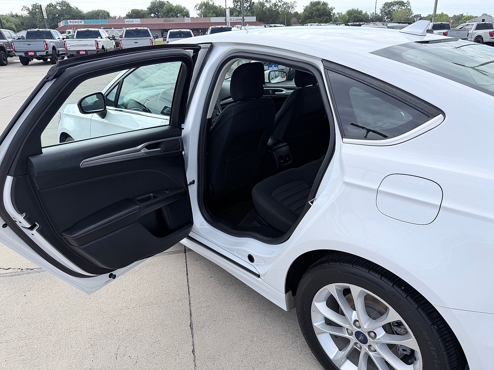 Used 2019 Ford Fusion SE FWD image 17