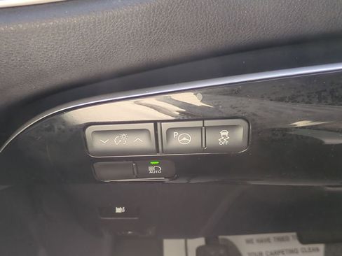 Used 2019 Toyota Prius XLE image 18
