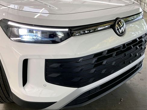 New 2026 Volkswagen Tiguan SE FWD image 33