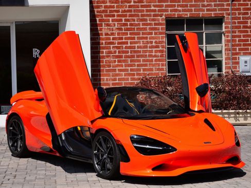 Used 2024 McLaren 750S Spider RWD image 18