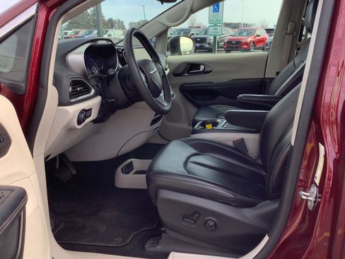 Used 2023 Chrysler Pacifica Touring-L image 7