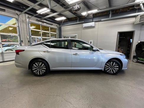 Used 2024 Nissan Altima 2.5 SV w/ SV Premium Package AWD/4WD image 6