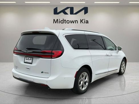 Used 2021 Chrysler Pacifica Limited w/ Uconnect Theater Family Group FWD image 3