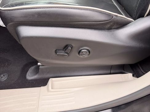Used 2023 Chrysler Pacifica Limited FWD image 13