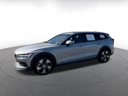 Used 2025 Volvo V60 B5 Cross Country Plus image 8